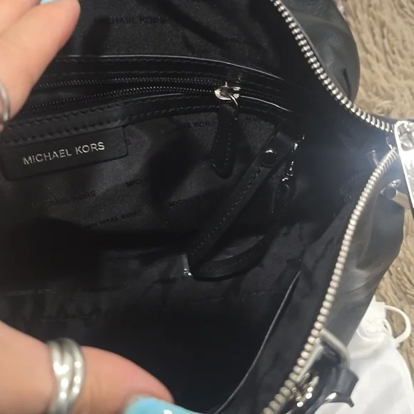 Michael kors black like new two way bag looks amazing - Picture 6 of 8